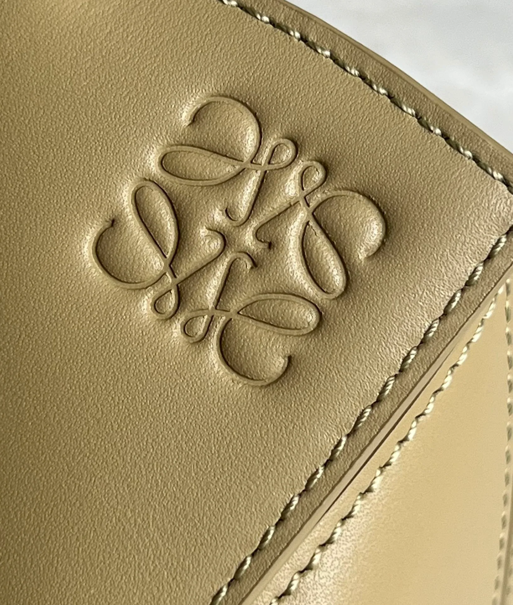 Кожаная сумка через плечо Loewe Puzzle - цвет хаки.