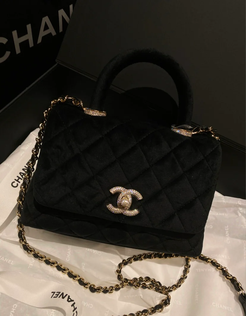 Мини-сумка Chanel Coco Handle из черного бархата с бриллиантовой пряжкой