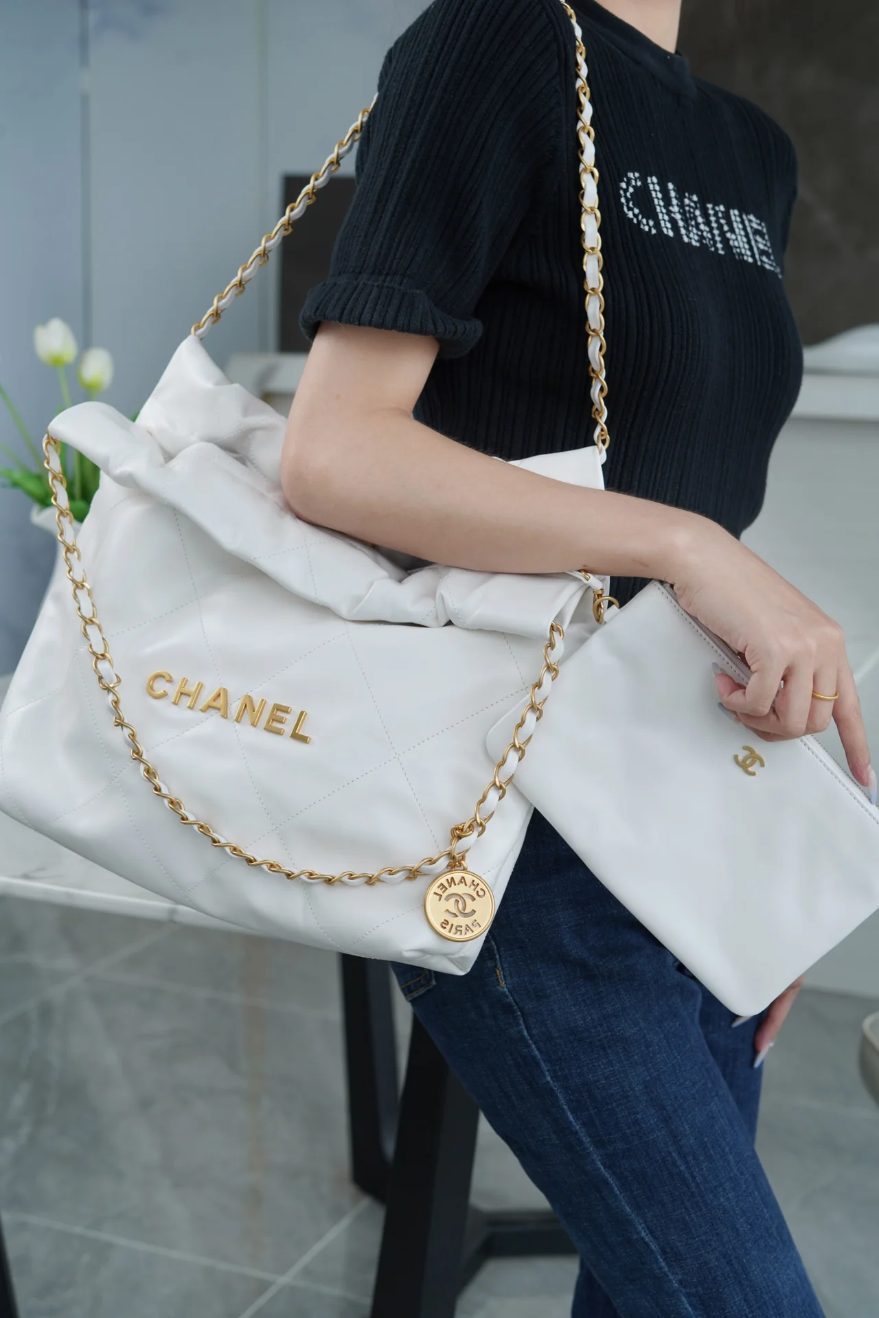 Сумка Chanel 22p 22bag, маленькая, белая, с золотой пряжкой.