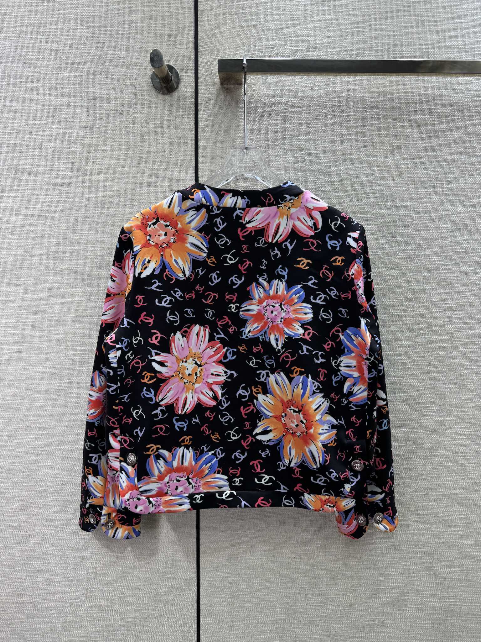 Chanel 2404 - Куртка с круглым вырезом и ярким логотипом в стиле подиума