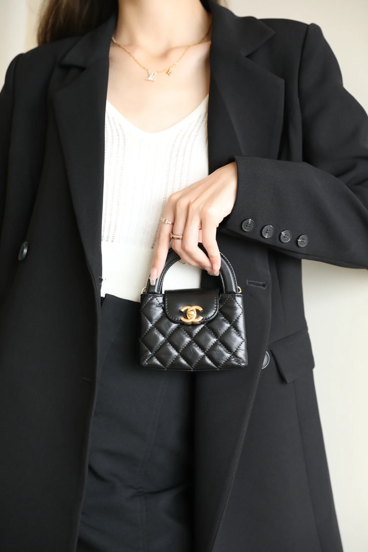 Миниатюрная сумочка Chanel Kelly на цепочке, черная.