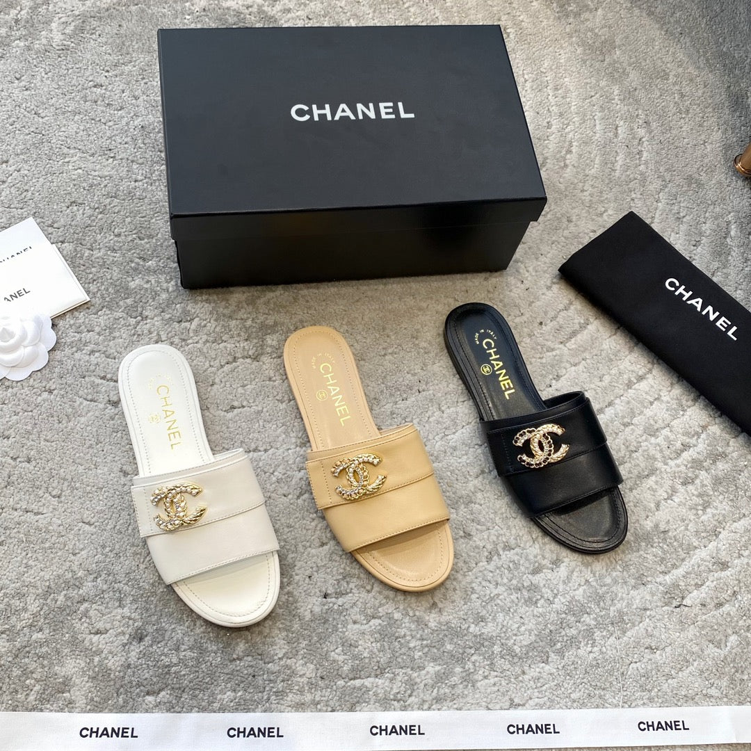 Новинка сезона весна/лето 2023 от Chanel - тапочки с двойной цепочкой и пряжкой - белые.