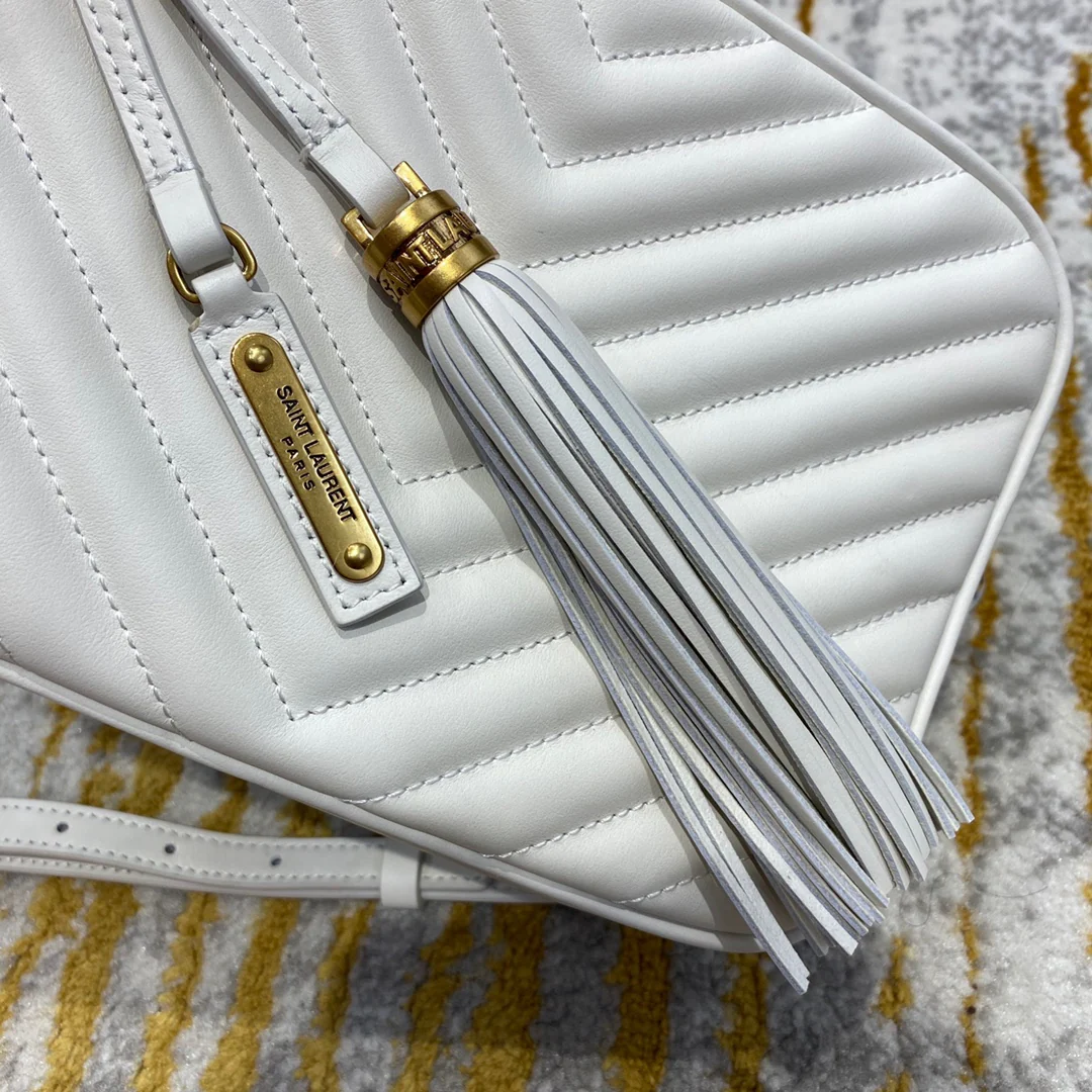 Фотосумка YSL Lou Bag — белая с золотой фурнитурой.