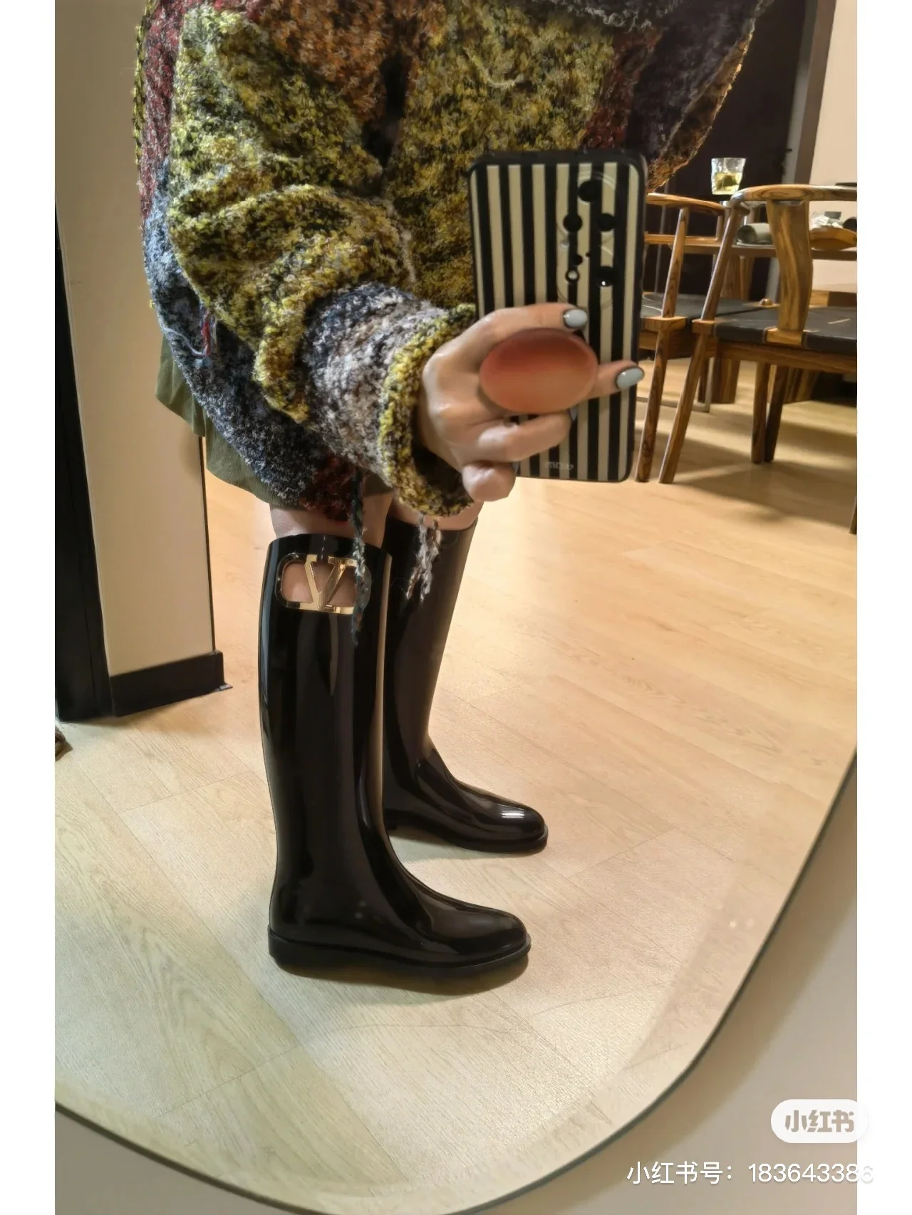 Новинка сезона осень/зима 2023 от Valentino - Ботинки на массивном каблуке с V-образным логотипом - Черные