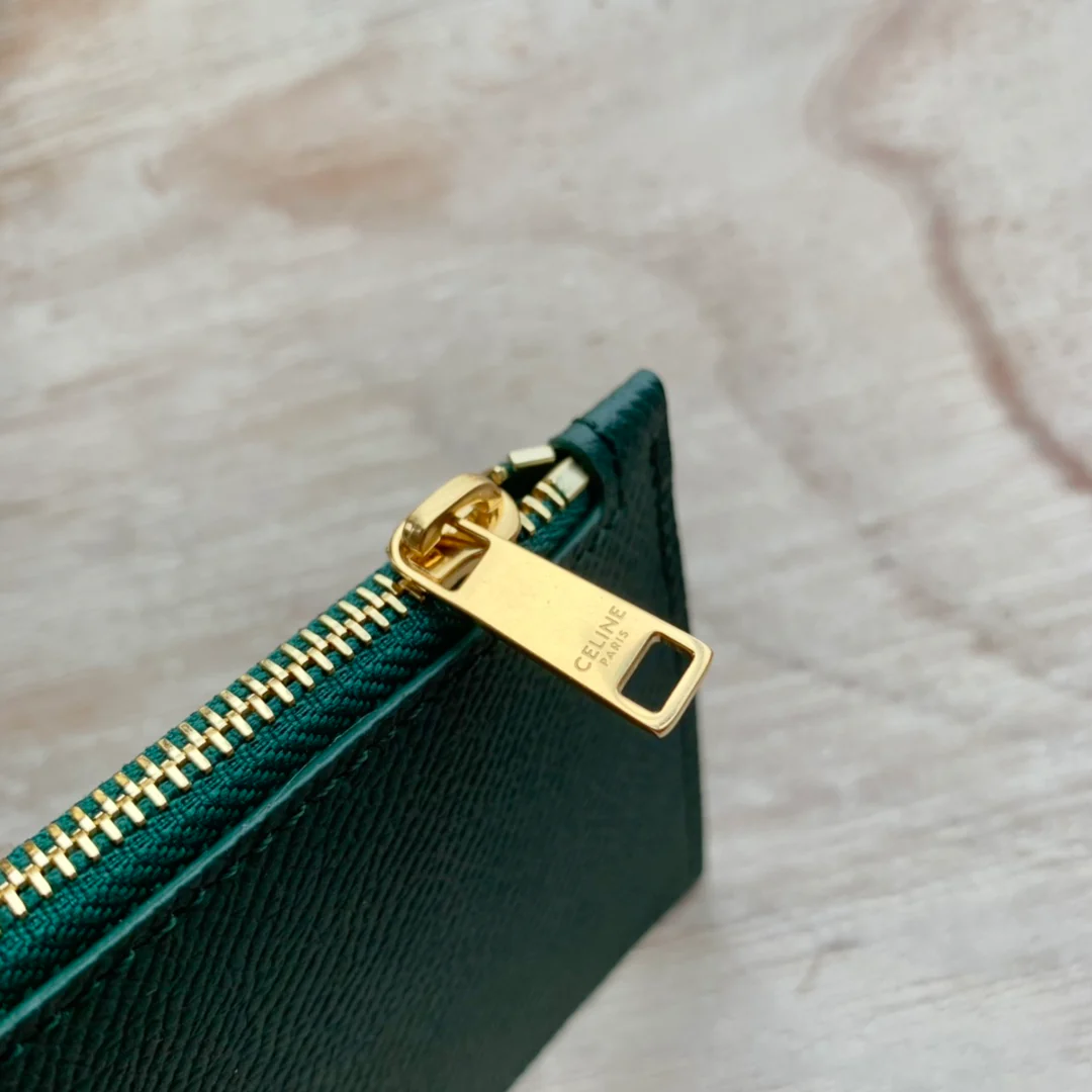 Кардхолдер Celine из зернистой телячьей кожи с застежкой-молнией — темно-зеленый