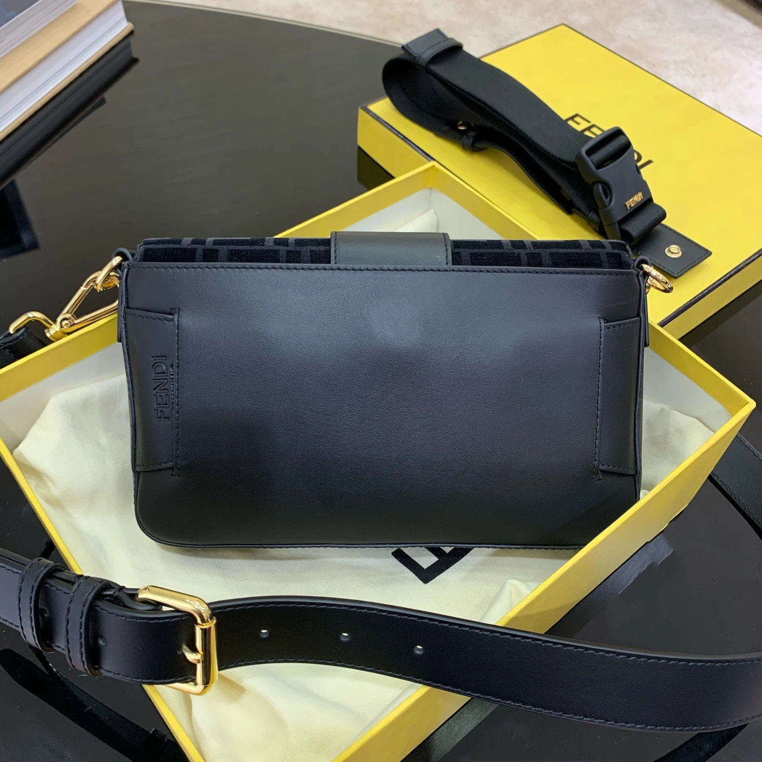 Сумка Fendi Baguette Medium из черной кожи.
