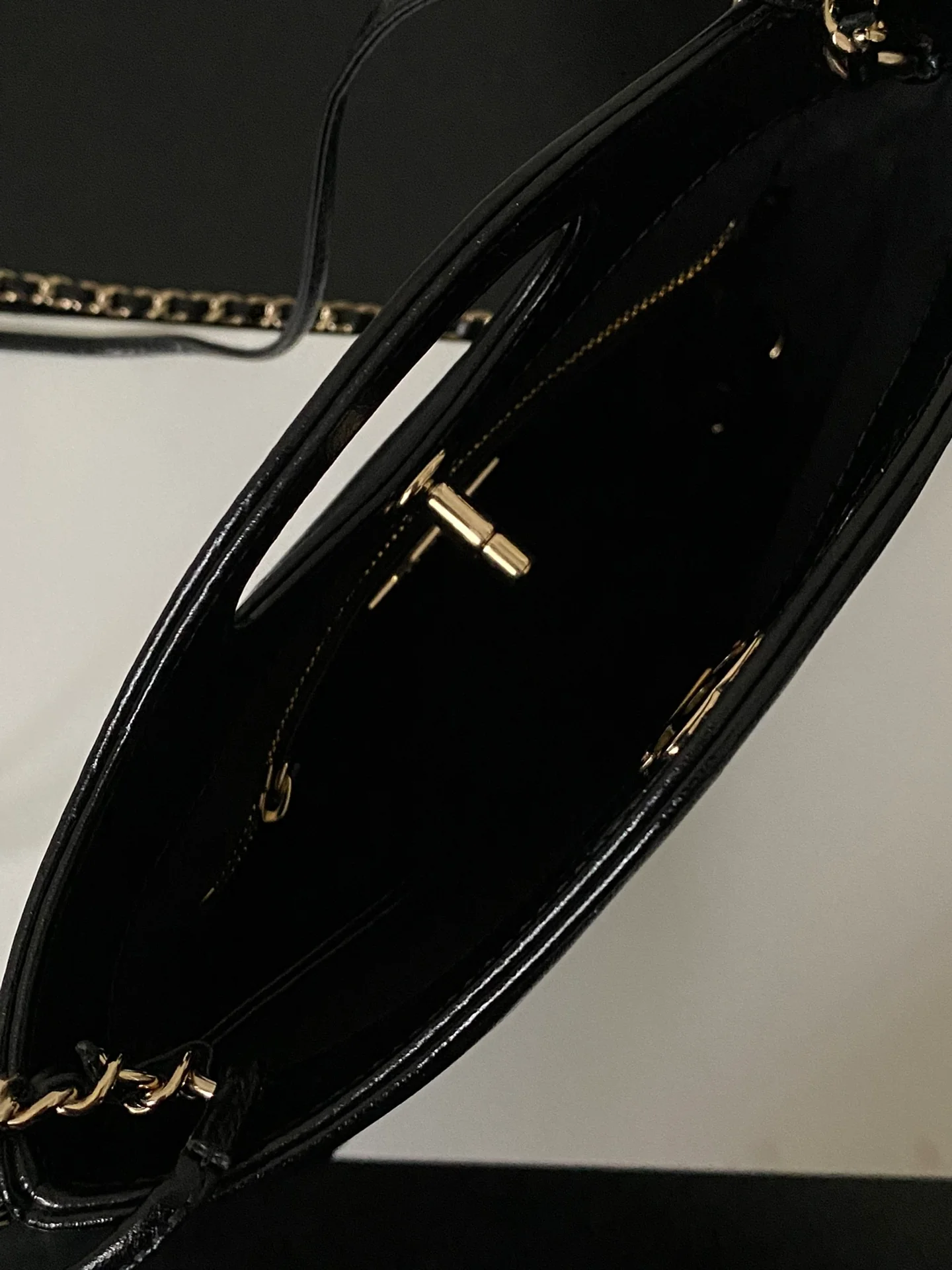 Мини-сумка Chanel 24s Mini 31, из вощеной овечьей кожи, черная.