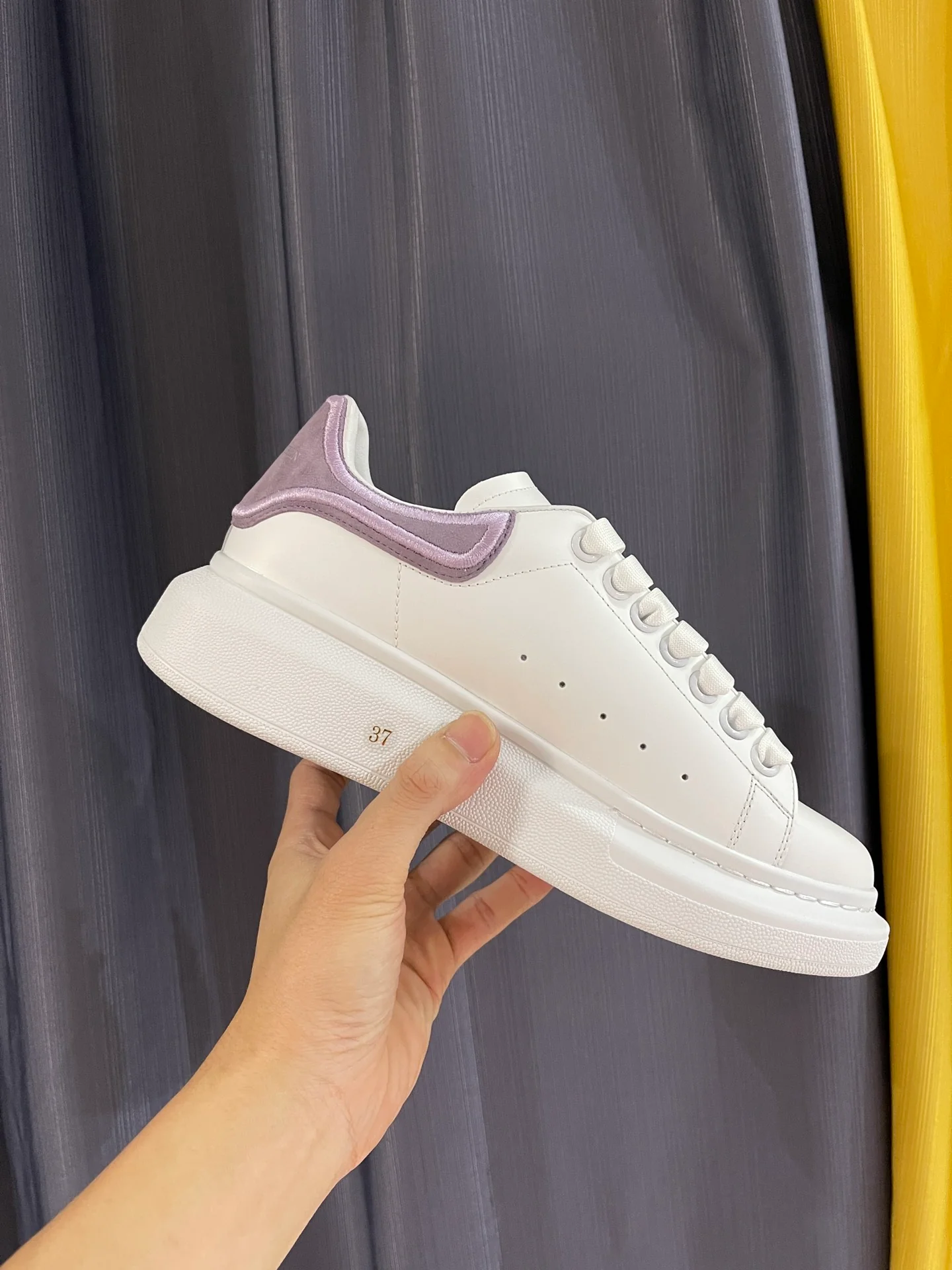 Классические белые кроссовки McQueen - унисекс - фиолетовый бархат - вышитая пятка - премиум-издание