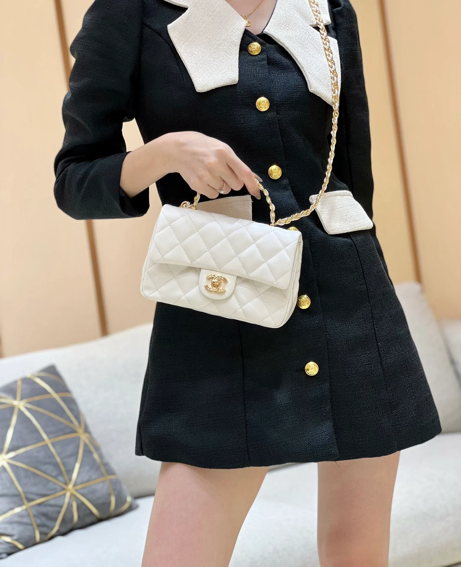 Ручка Chanel 23a CF со стразами - белая