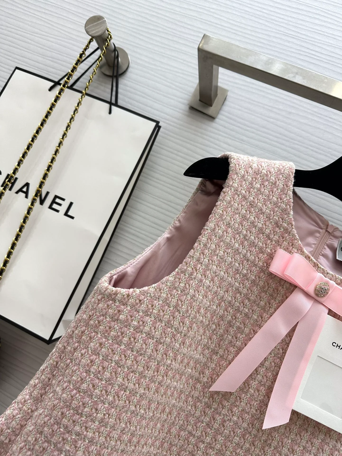 Chanel - 2403-24 Ранняя весна. Новый стиль. Классическое тканое платье с круглым вырезом в девичьем стиле.