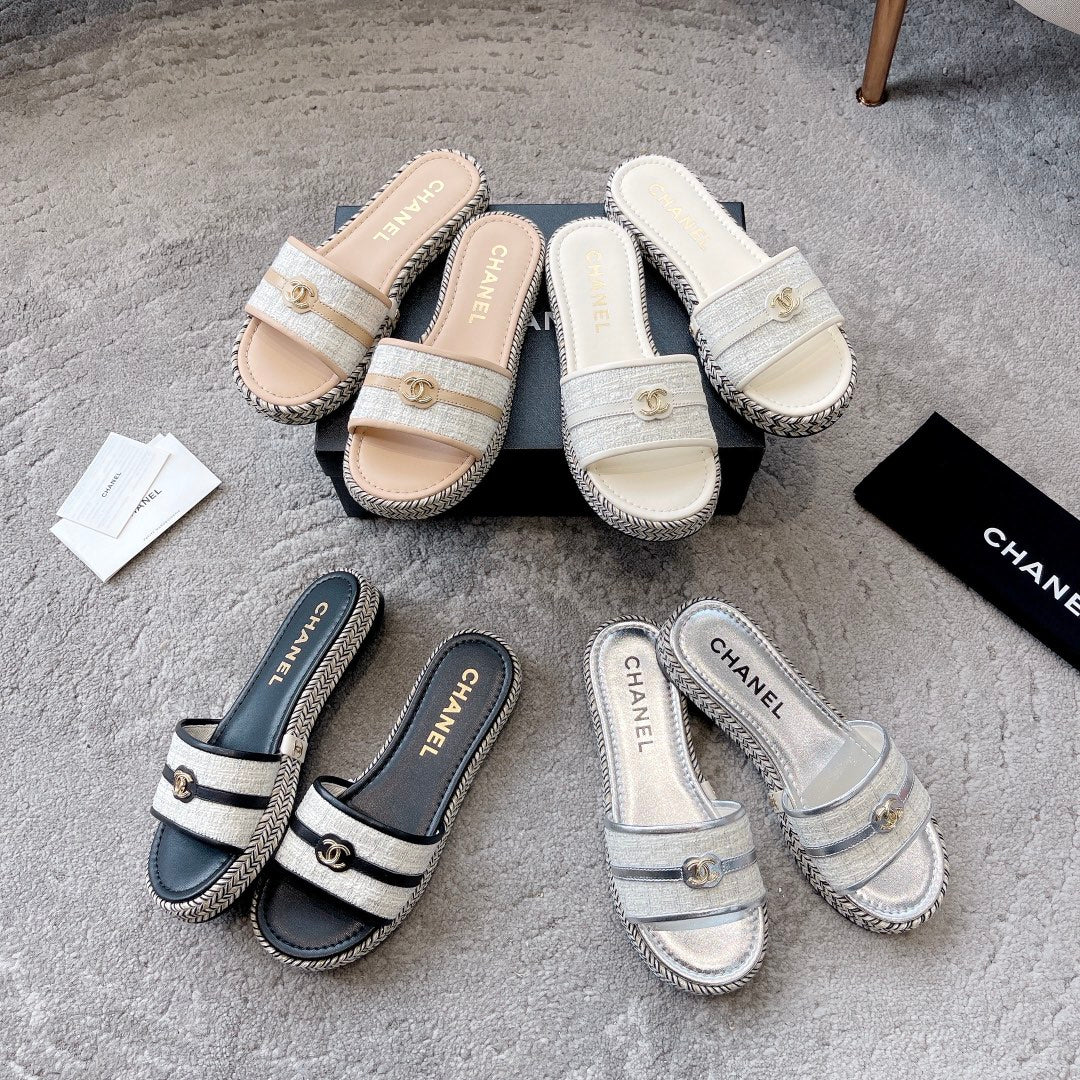 Новинка сезона весна/лето 2023 от Chanel - плетеные тапочки из веревки - белые.