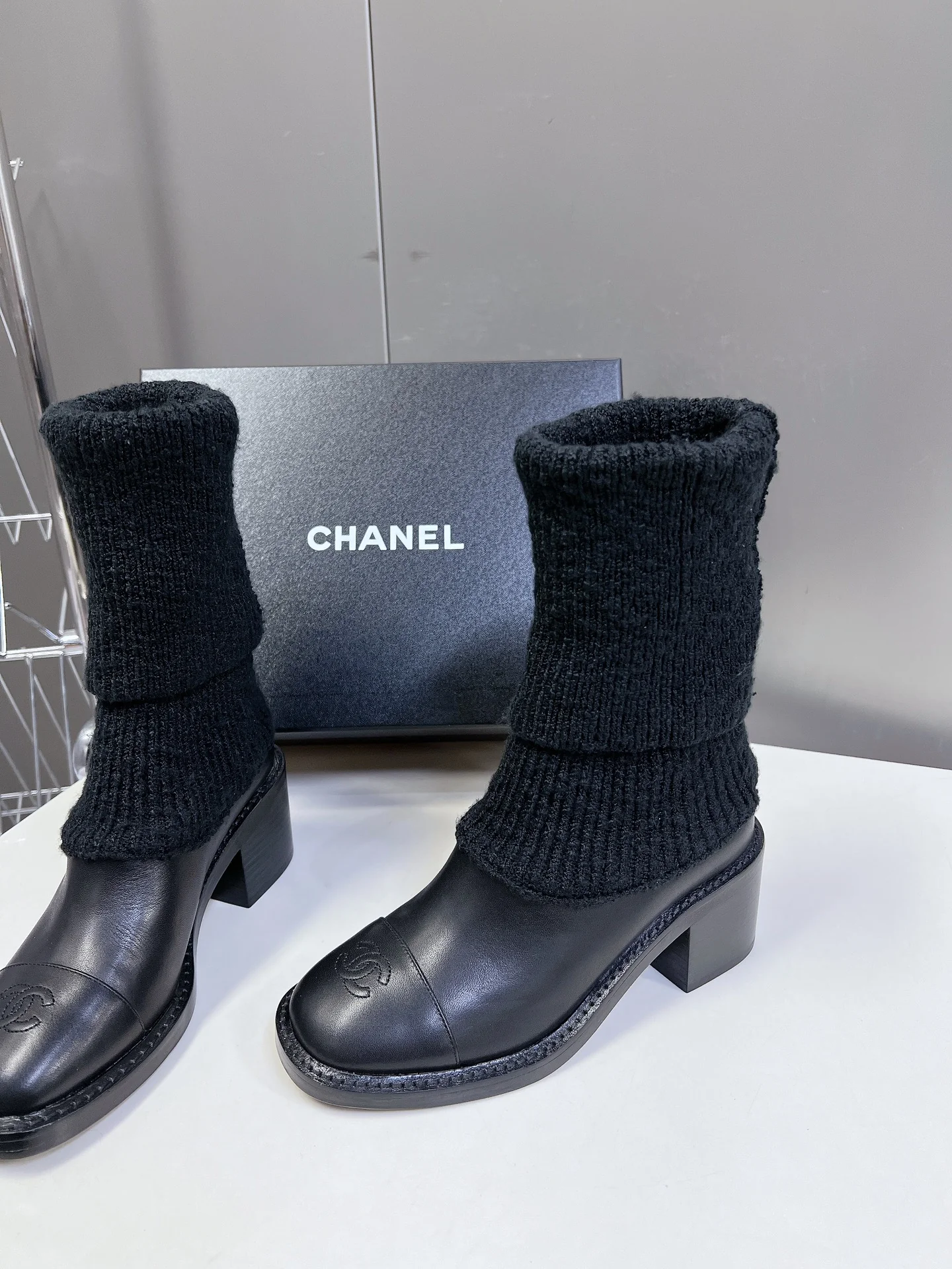 Ботильоны-носки на высоком каблуке Chanel 2024 — черные