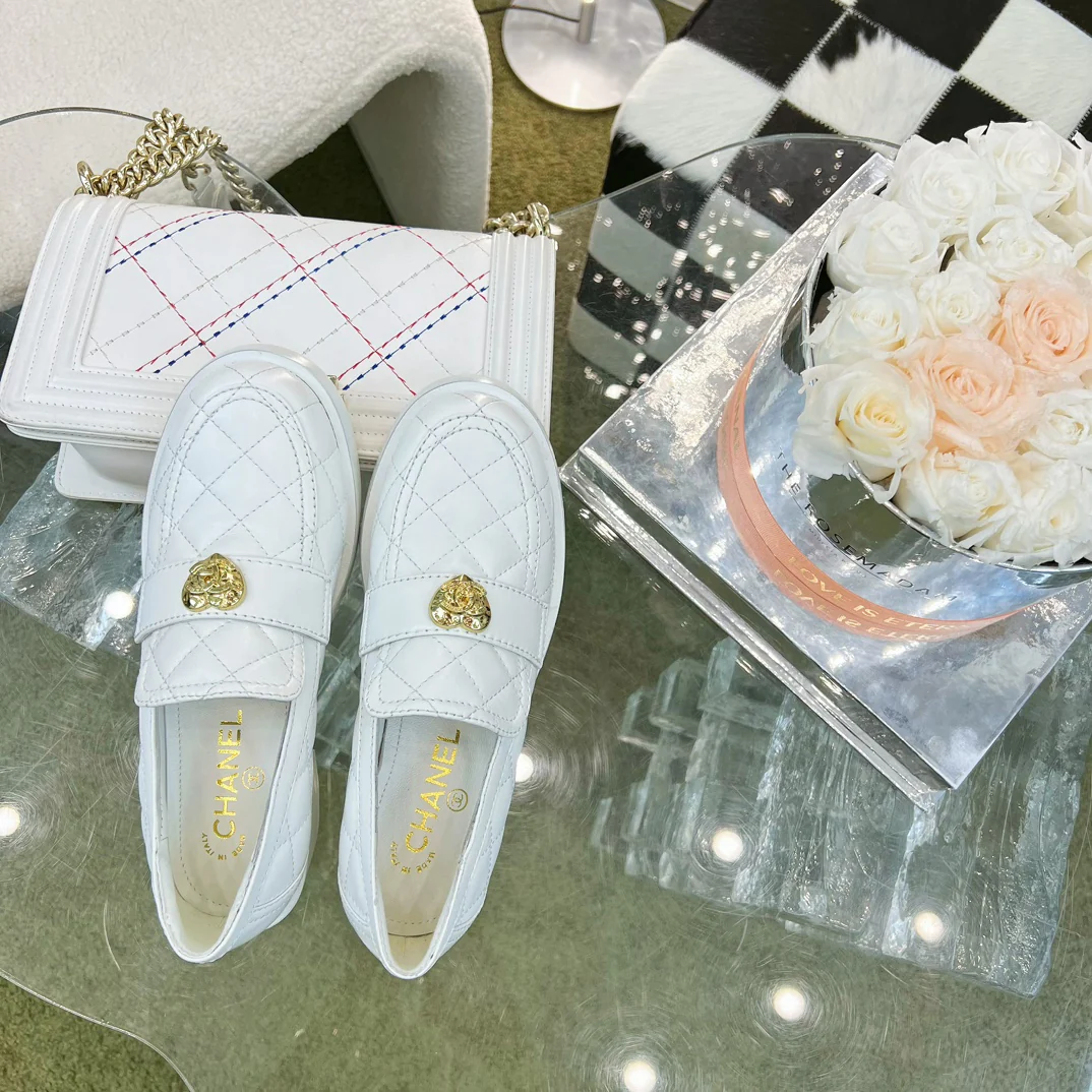 Новинка 2023 года от Chanel - Кожаные лоферы в форме сердца - Белые