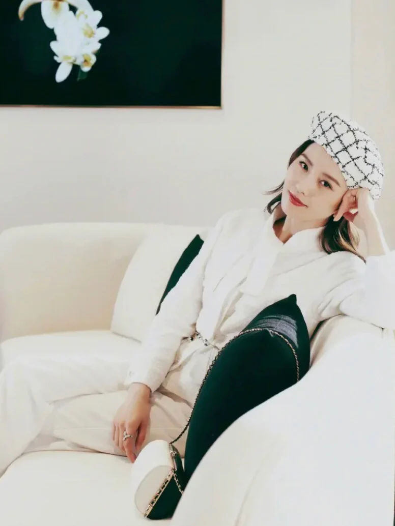 Вечерняя сумочка Chanel из коллекции Métiers d'Art 2020, черно-белая.