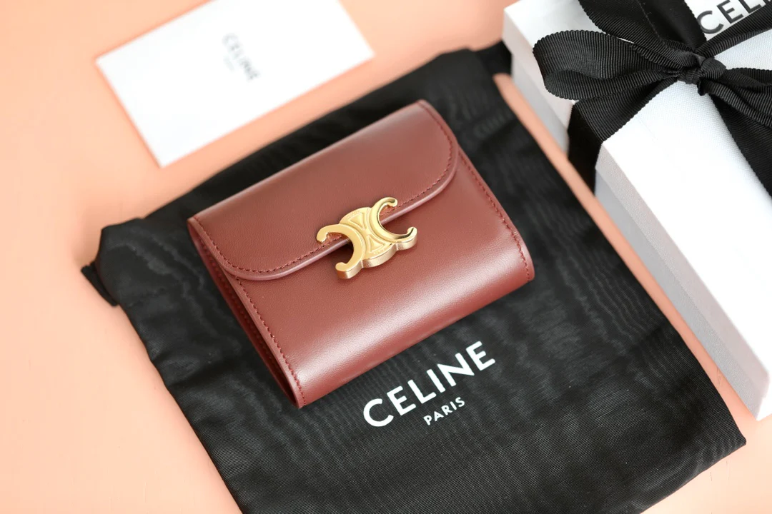 Маленький глянцевый кошелек Triomphe с клапаном из овечьей кожи, бордовый.