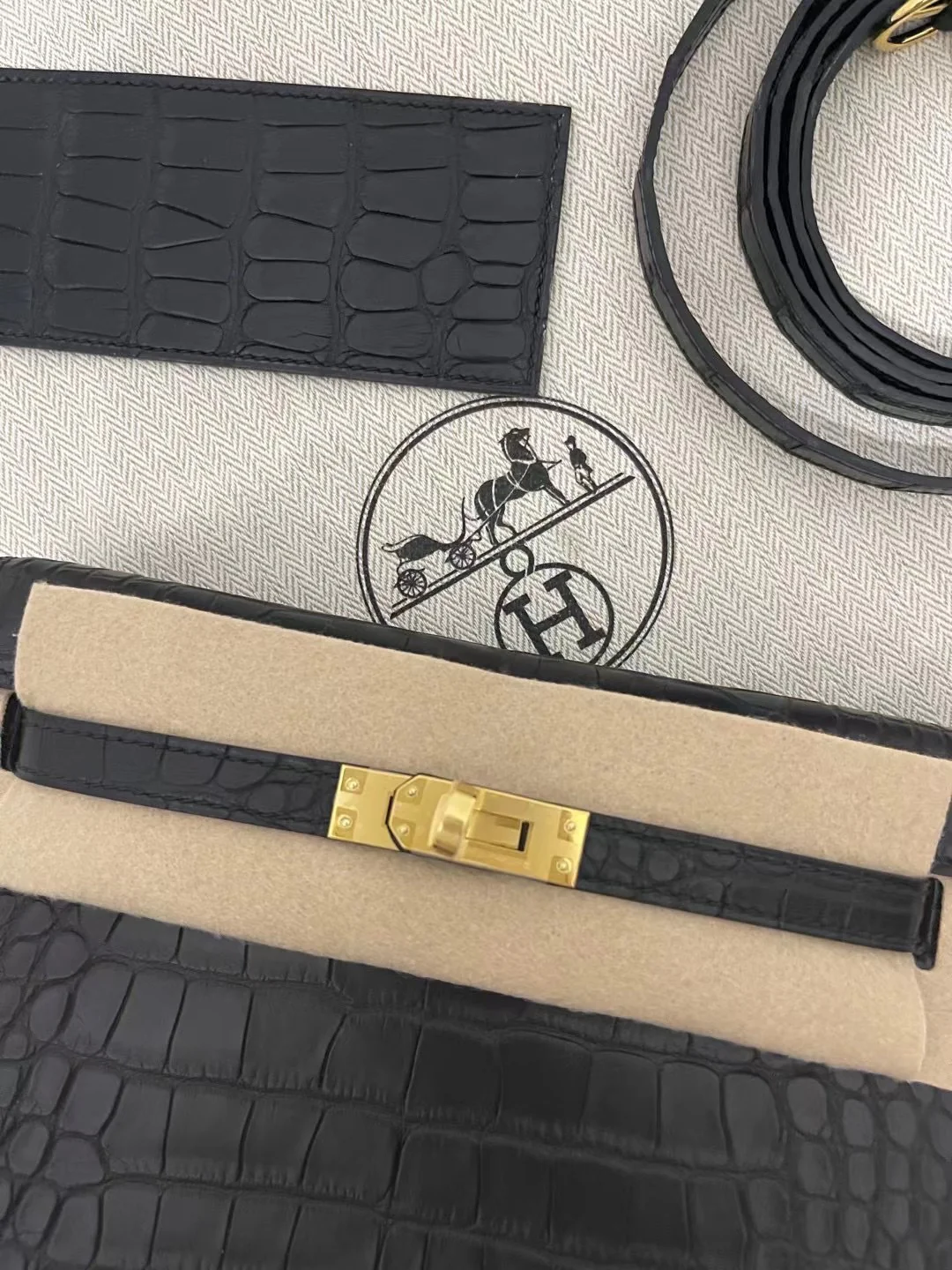 Hermes Kelly Danse, черная крокодиловая кожа с золотой пряжкой