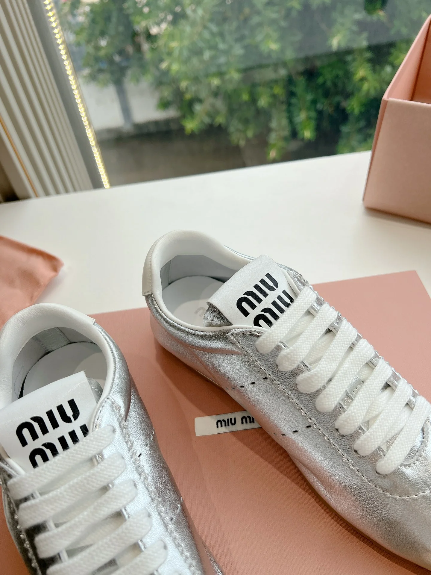 Повседневные туфли Miu Miu 2024 - серебристые