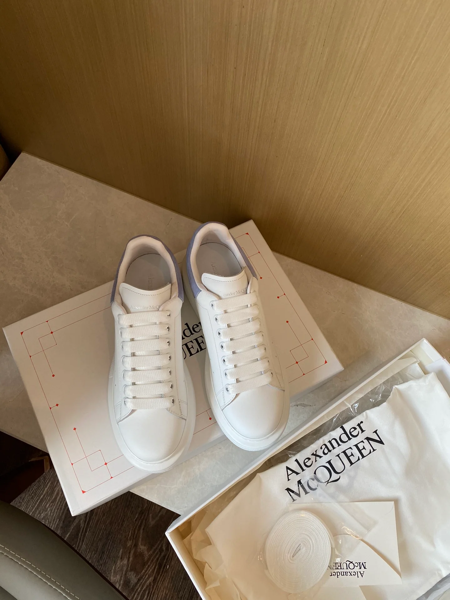 Классические белые кроссовки McQueen - замшевая подошва на каблуке - сине-фиолетовые