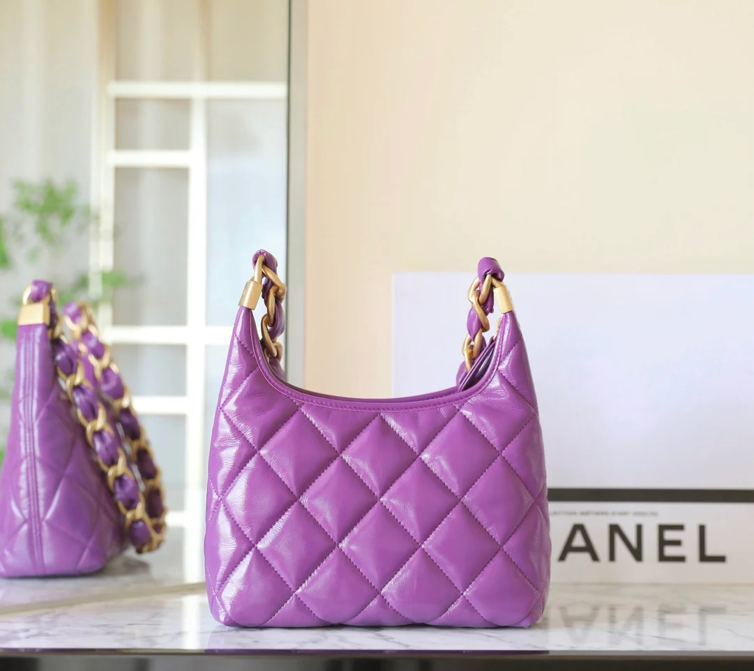 Сумка Chanel 24a Métiers d'Art из глянцевой овечьей кожи, маленькая, фиолетовая.