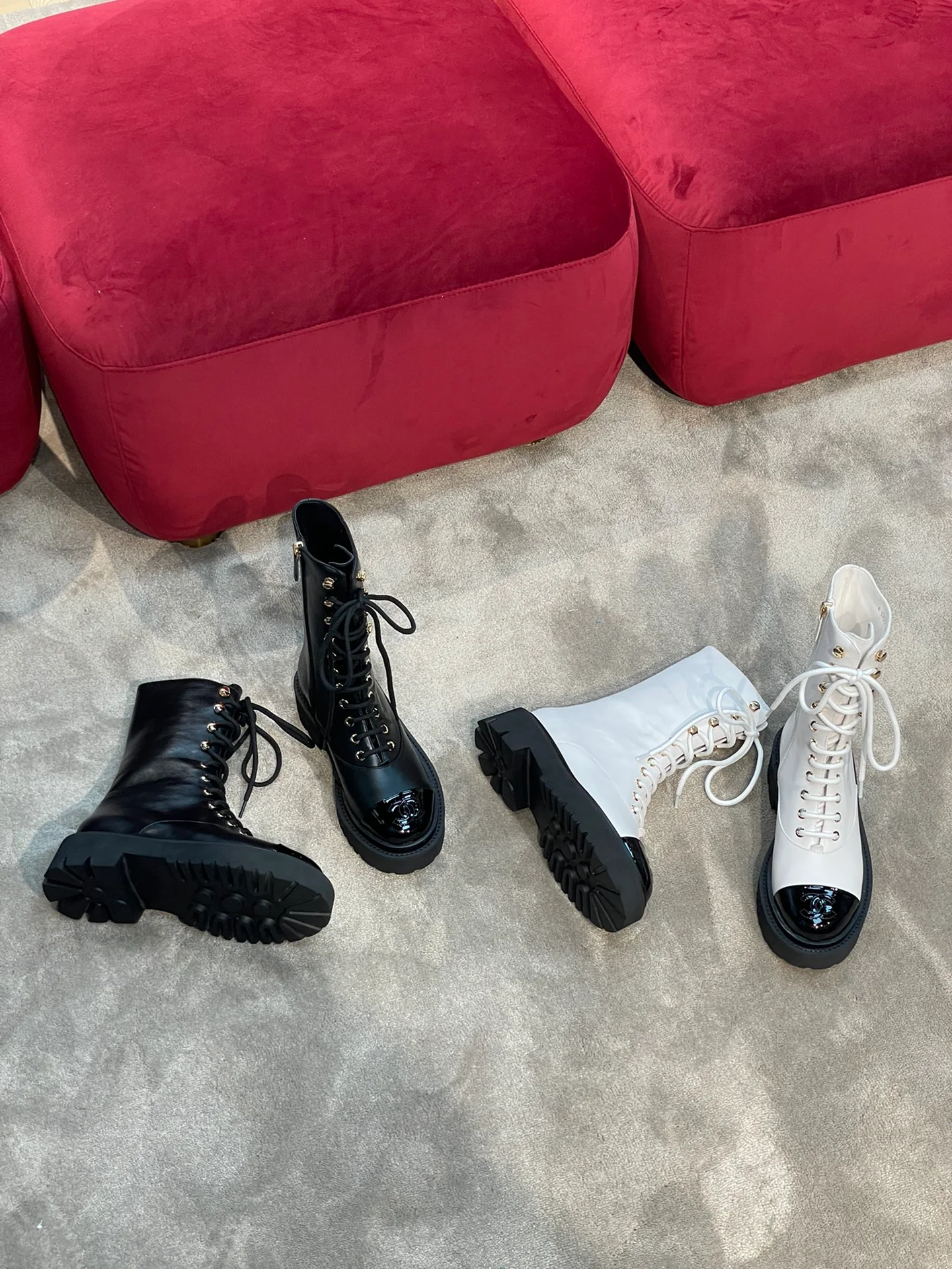 Новинка 2022 года от Chanel - Мотоциклетные ботинки с закругленным носком - Белые