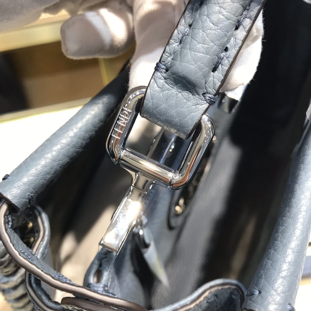 Миниатюрная сумка Fendi Peekaboo из синей кожи