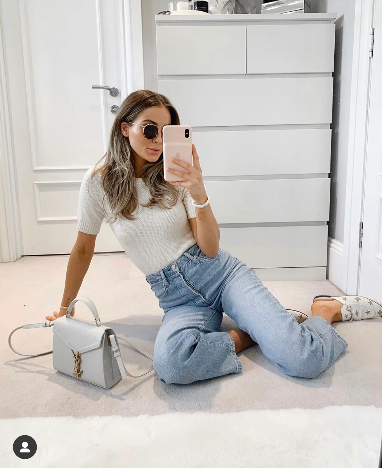 Сумка-конверт YSL Cassandra из плетеной ткани — на фото.