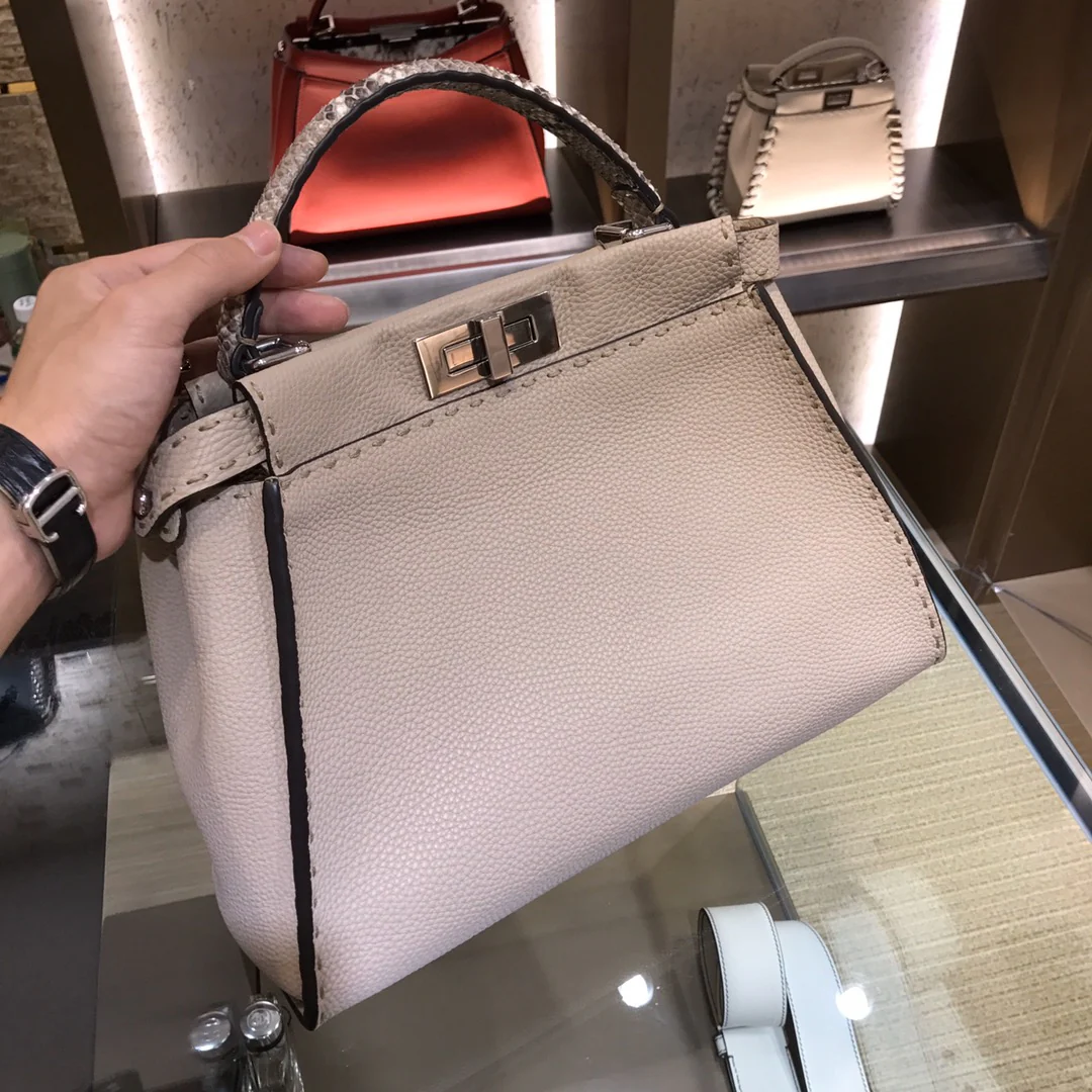 Сумка Fendi Peekaboo Medium из змеиной кожи абрикосового цвета
