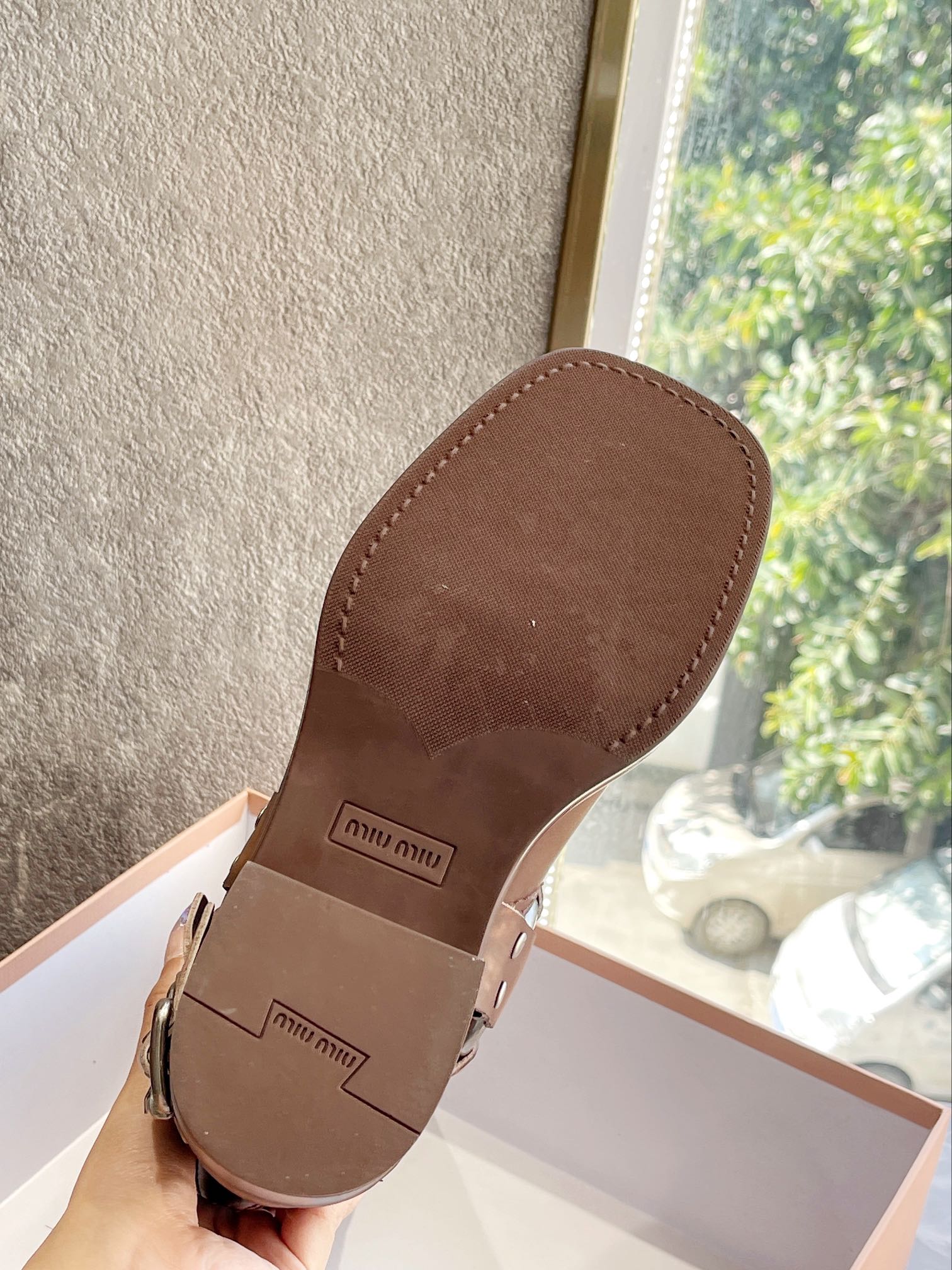 Новинка осенне-зимней коллекции Miu Miu 2022 — сапоги в стиле вестерн — коричневые.