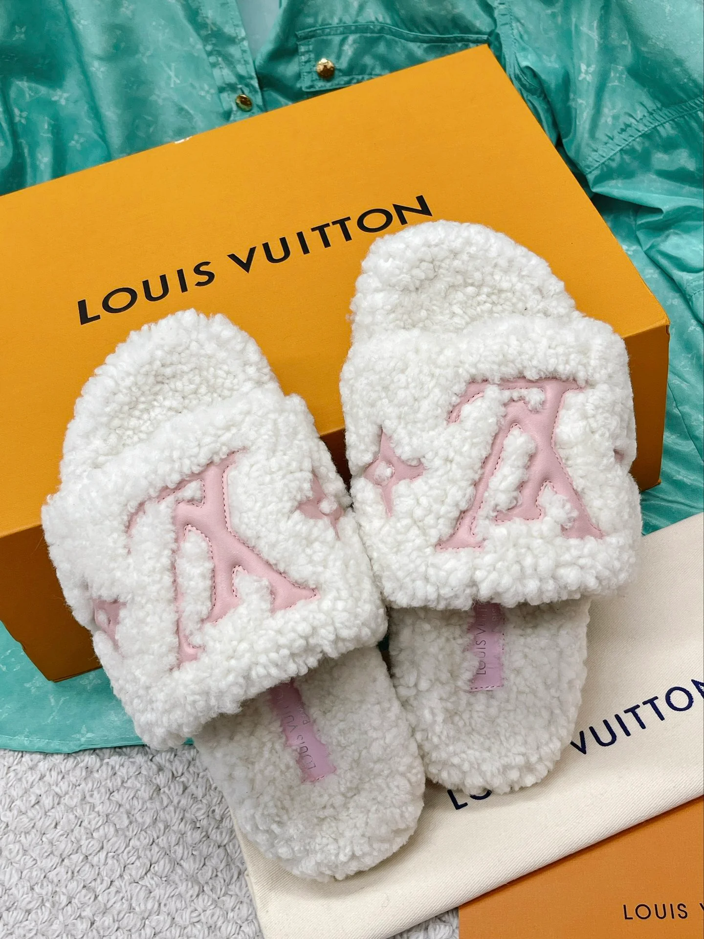 LV-paseo-comfort-series-Teddy Fur Slippers-White-2