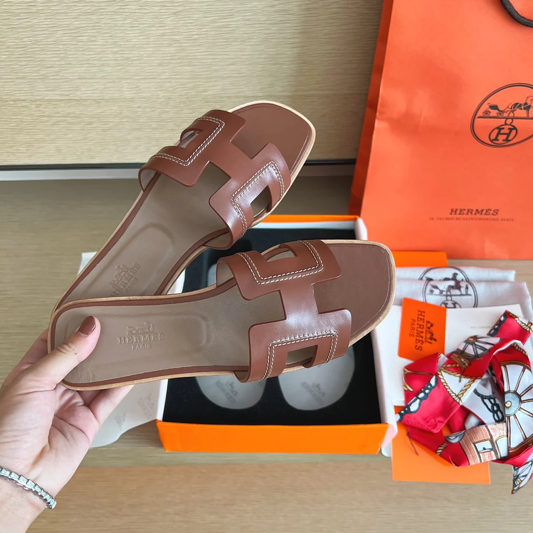 Классические домашние тапочки Hermes с буквой H — прошитая кожа — коричневые