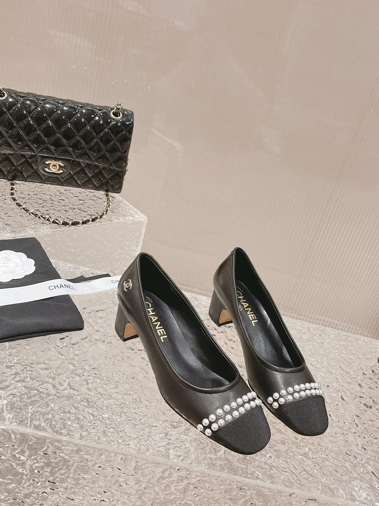 Новинка 2023 года от Chanel - Туфли на низком каблуке с жемчужным верхом - Черные