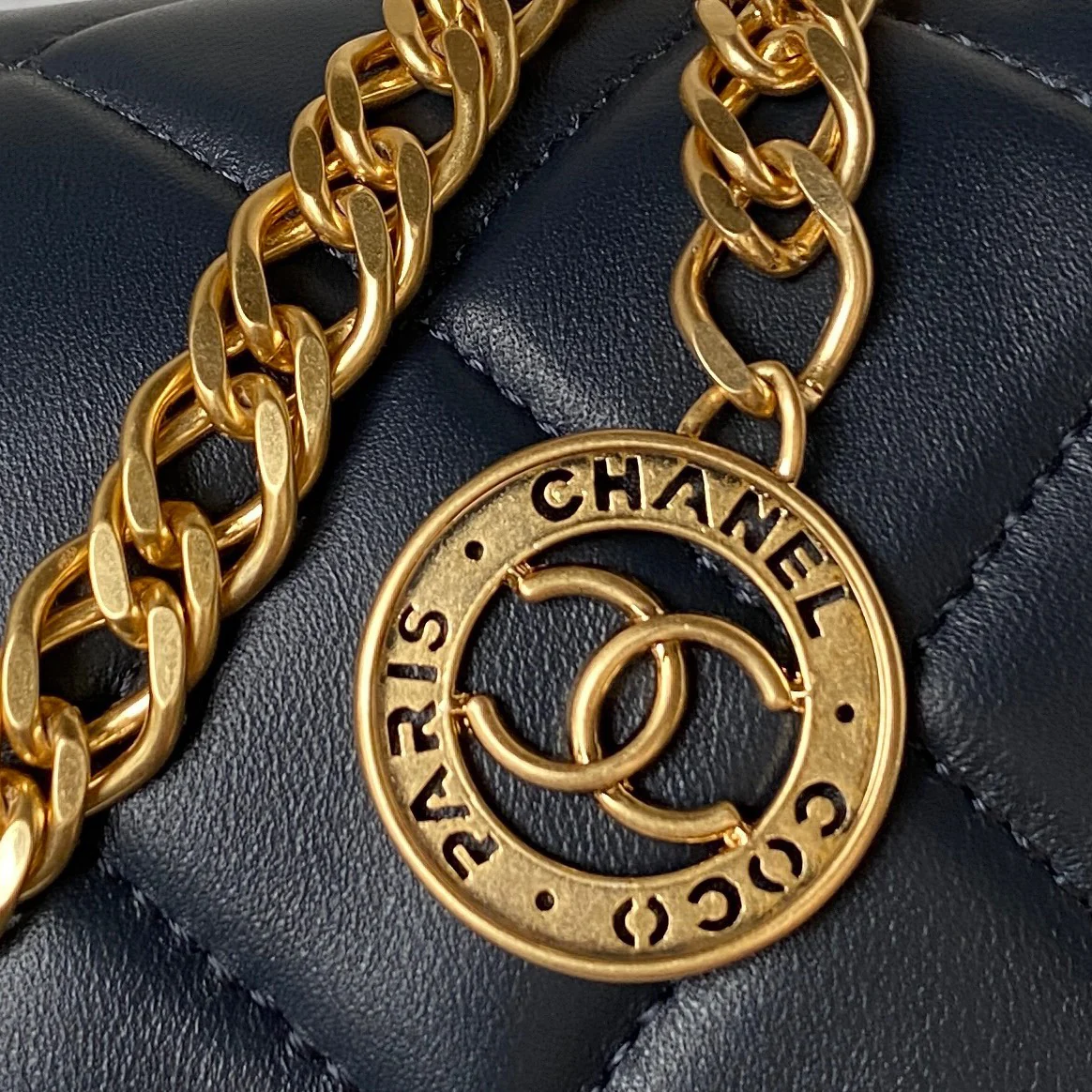 Новинка сезона весна/лето 2023 от Chanel - сумка Gold Coin CF - черная.