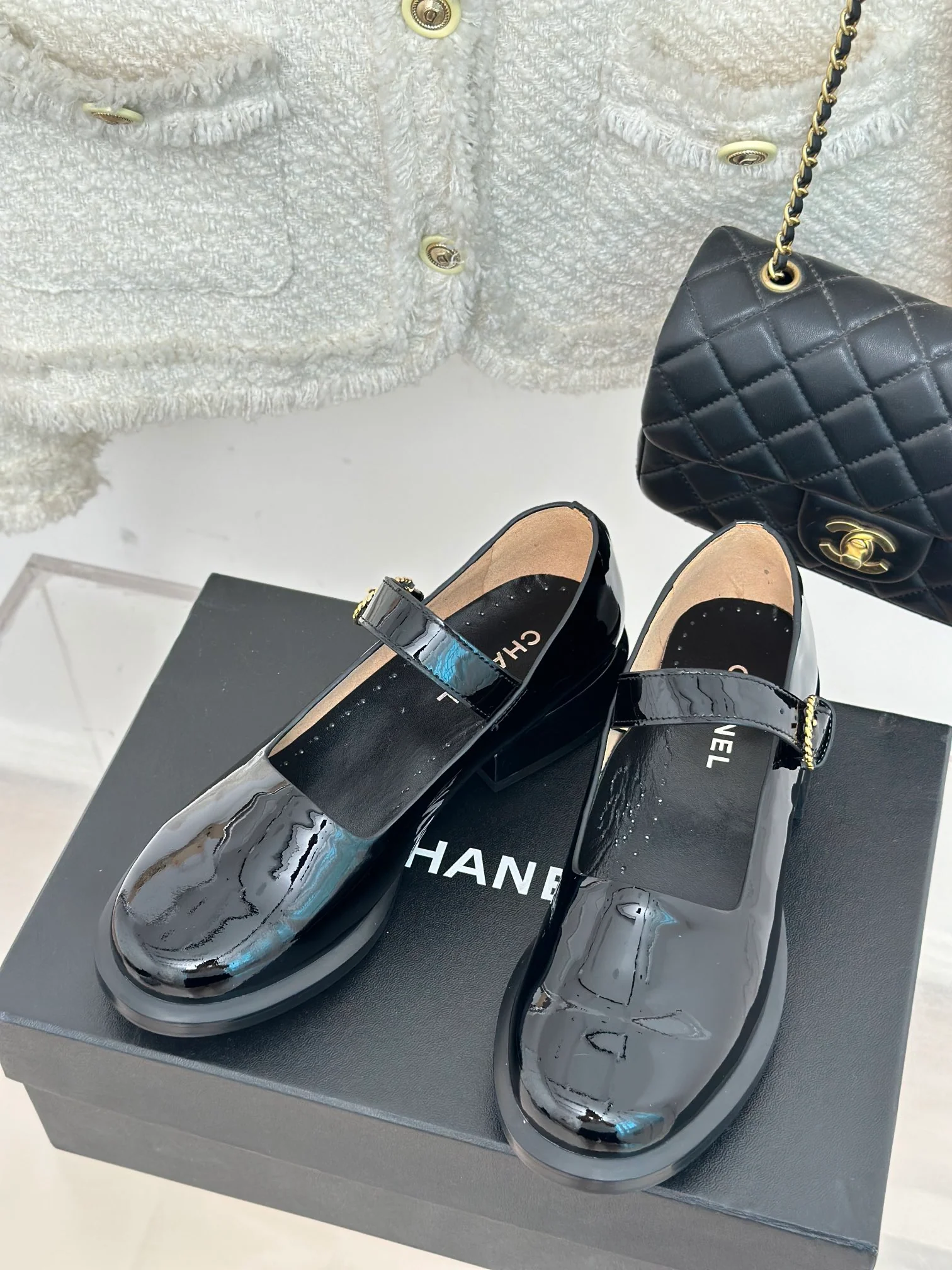 Новинка осенней коллекции Chanel 2023 — Классические туфли Мэри Джейн — Черные