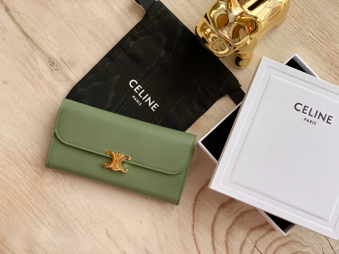 Celine TRIOMPHE 大号亮泽光滑羊皮革翻盖长夹