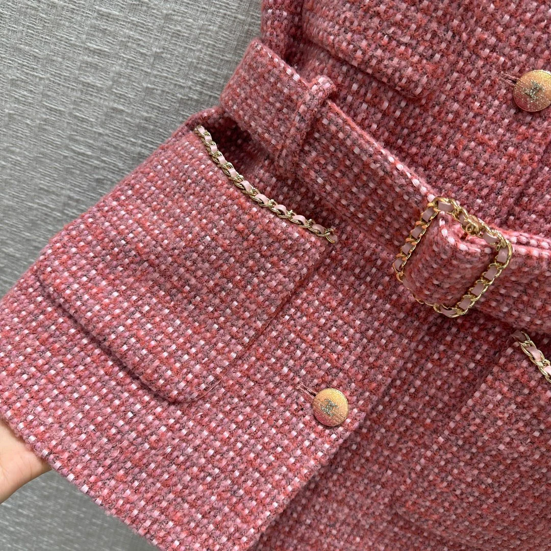 Chanel - 2403-24 Новинка ранней весны: Весенний розовый жилет с плетеными бретелями и металлическими цепочками