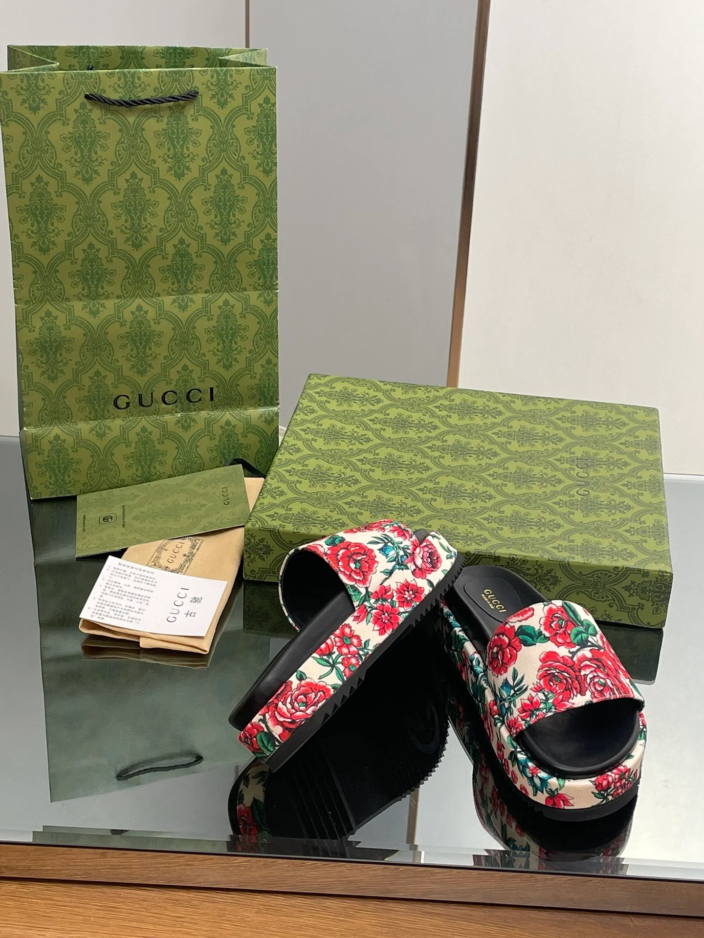 Новинка сезона осень/зима 2023 от Gucci - Мюли-тапочки с монограммой - 1