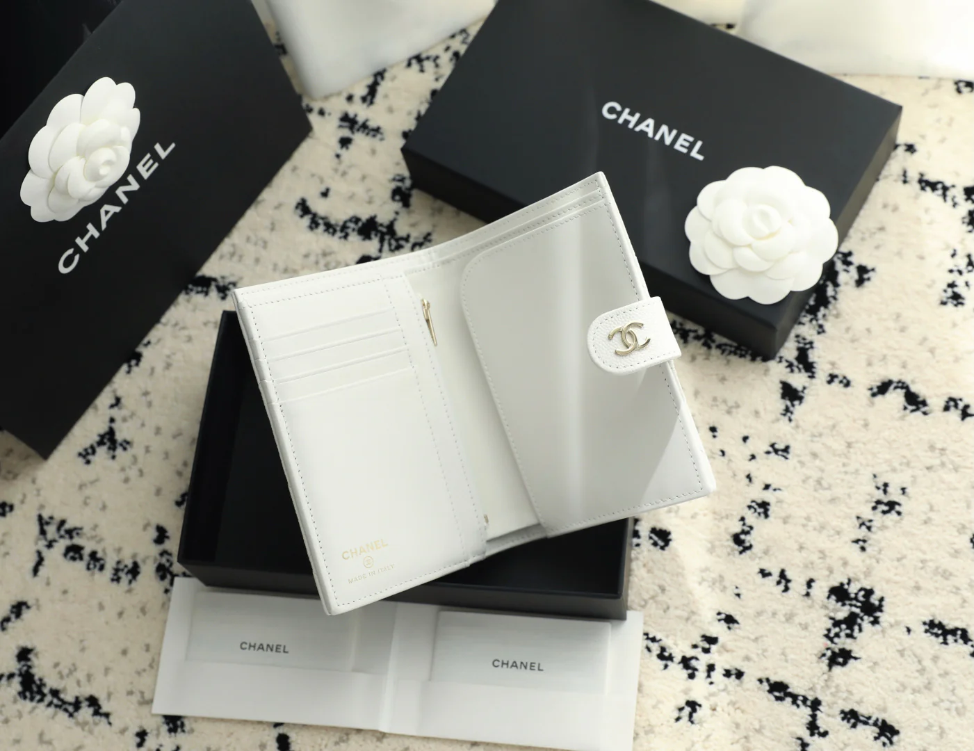 Chanel - телячья кожа 25 карат с пряжкой из белого и светлого золота.