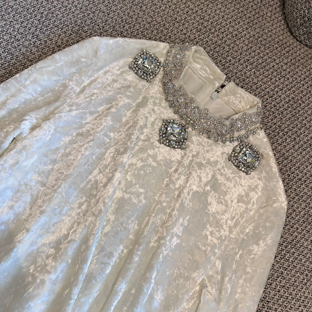 Chanel 2403 — Изысканное бархатное платье класса люкс с воротником-стойкой, украшенным стразами, и длинными рукавами неправильной формы — Белое