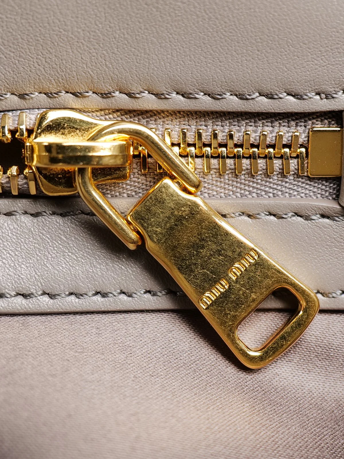 Сумка-багет Miu Miu через плечо - серая