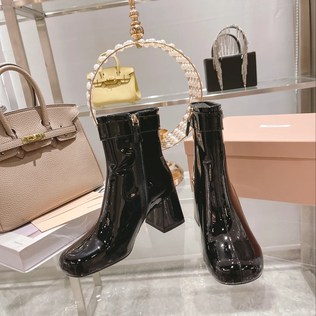 Новинка осенне-зимней коллекции Miu Miu 2022 — Ботинки на массивном каблуке из лакированной кожи — Черные