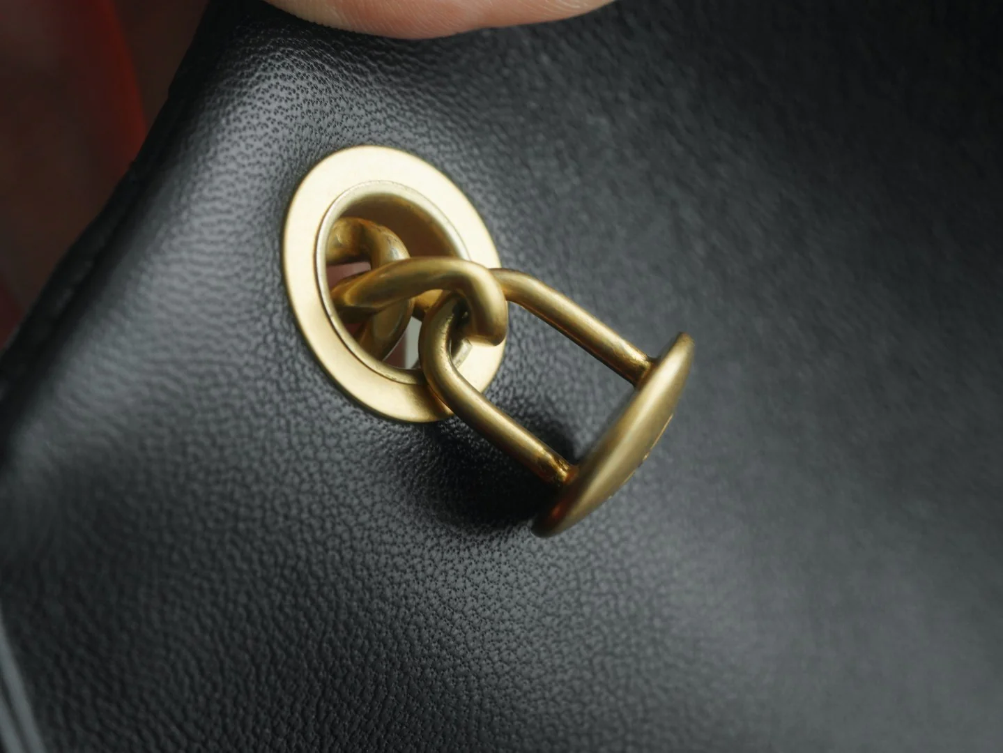 Пряжка Chanel 23 в стиле ?Камелия? — черная.