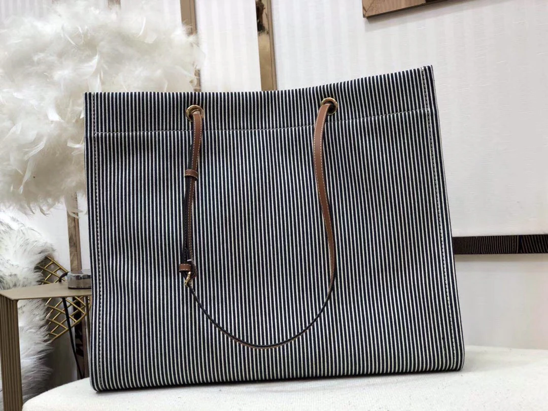 Квадратная сумка Celine-Cabas из полосатой ткани и коровьей кожи.