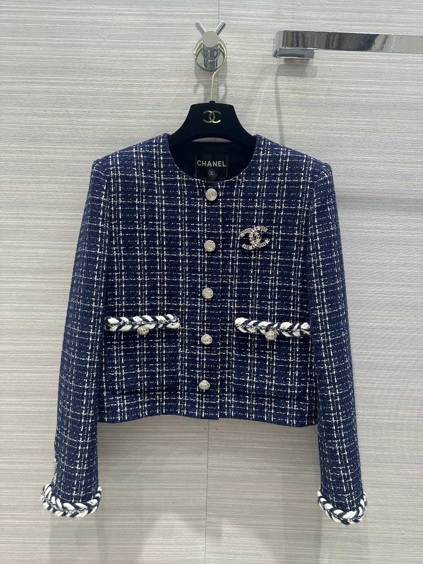 Chanel - 2403-24 Новинка ранней весны: Элегантная короткая куртка синего, белого и золотого цвета