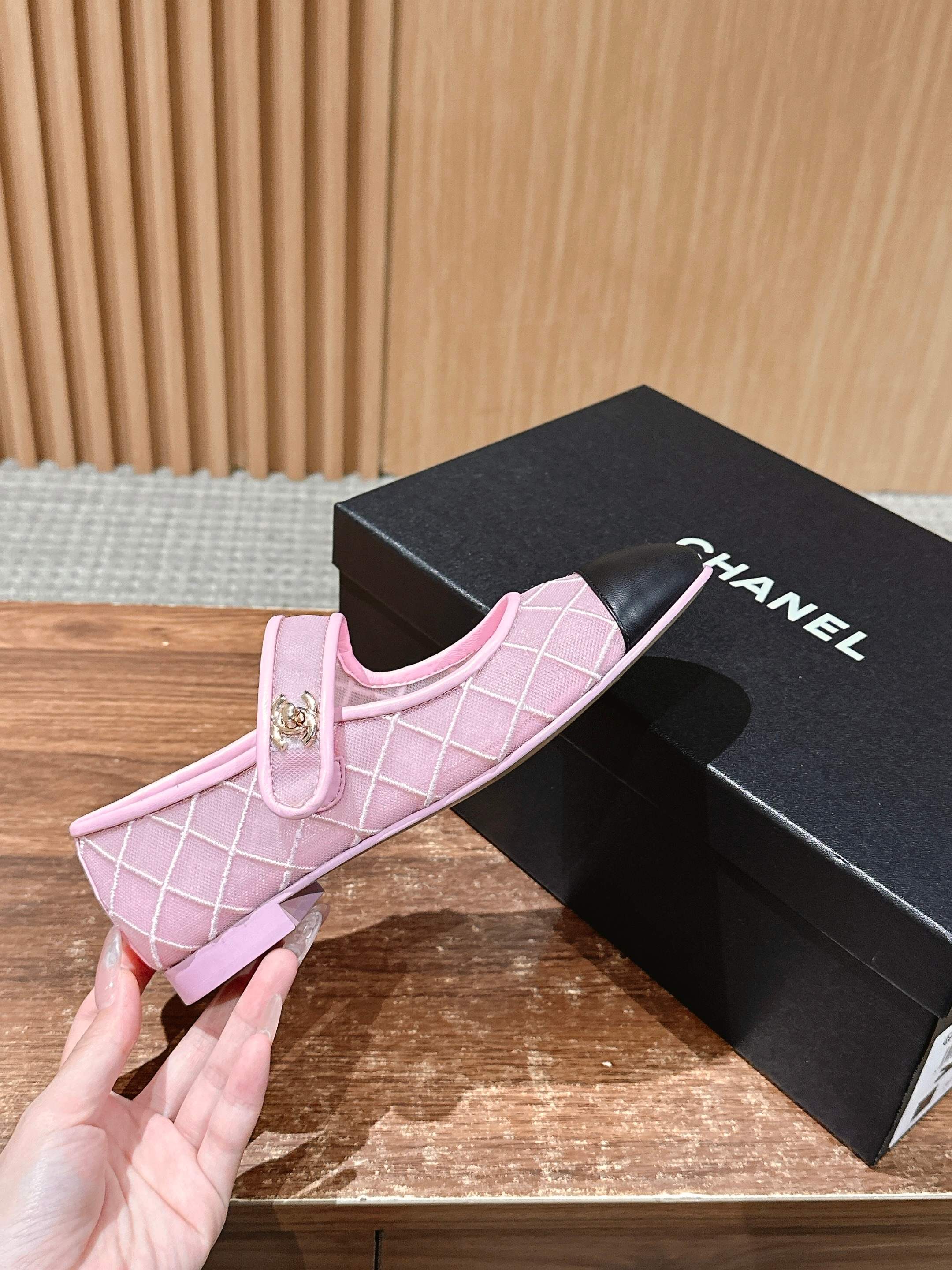 Новинка сезона весна/лето 2025 от Chanel - сетчатые туфли Мэри Джейн - розовые