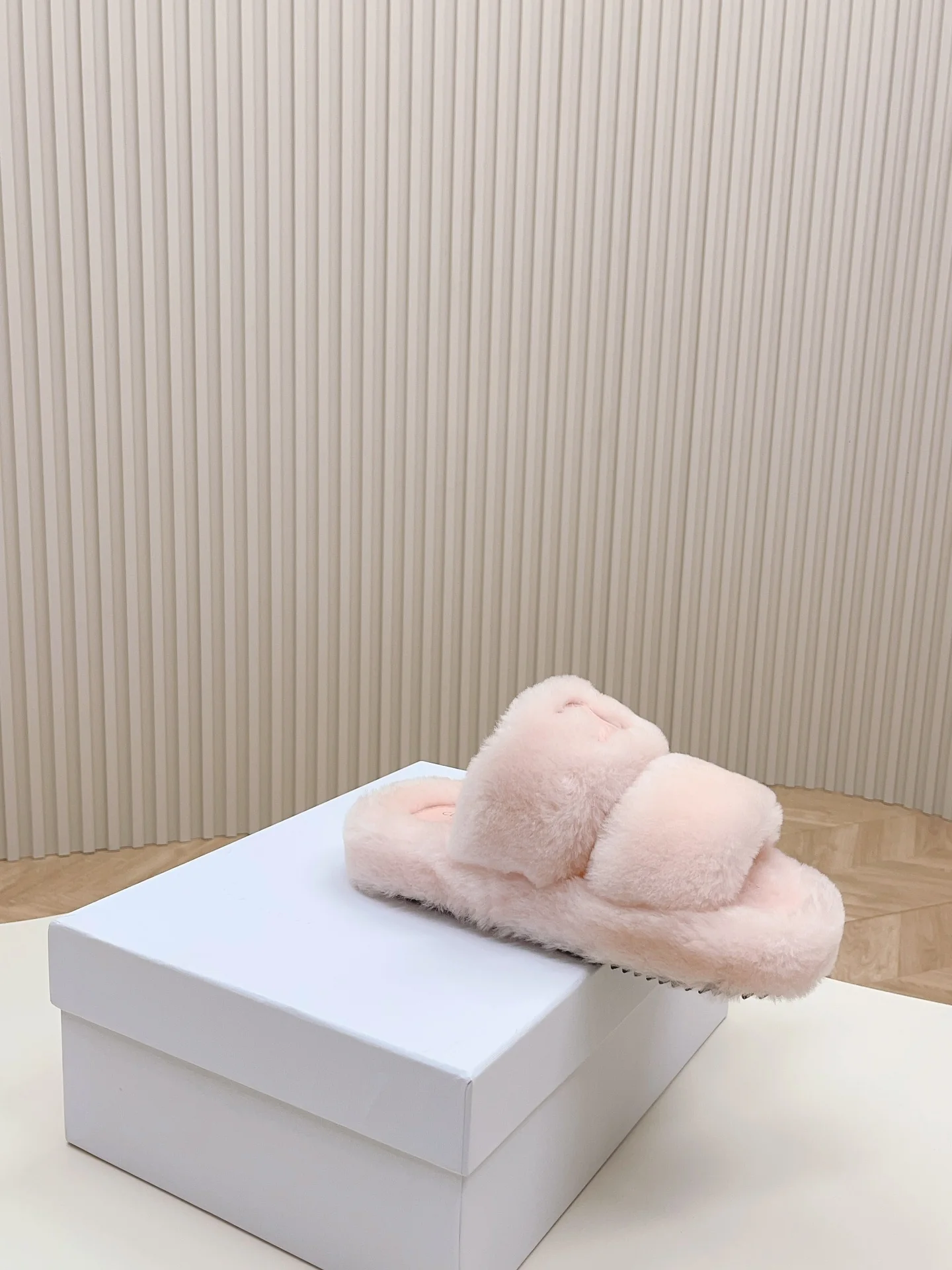 Новинка сезона осень/зима 2023 от Celine - Меховые тапочки - Розовые