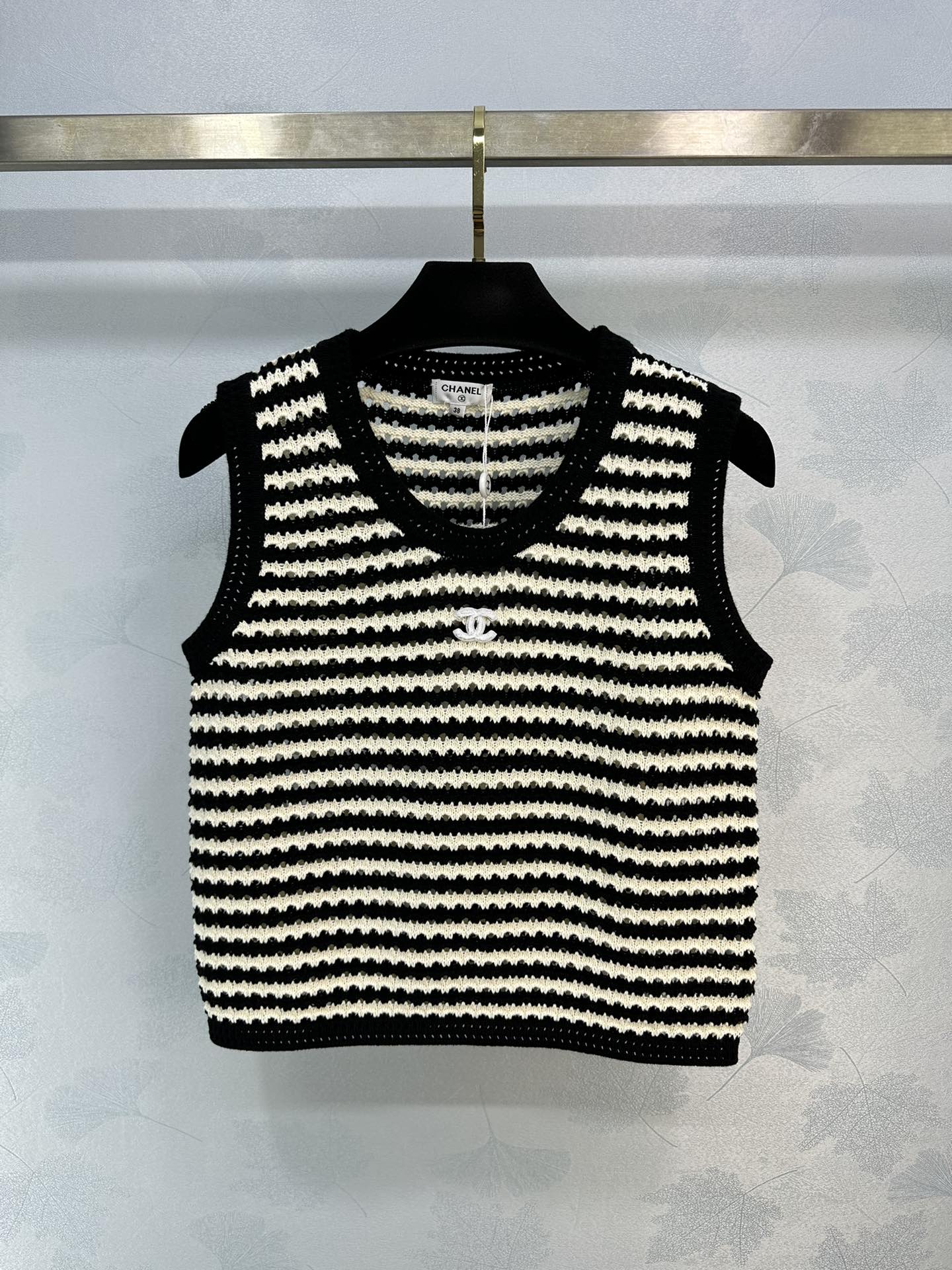Chanel 2404 - Премиальный черно-белый жилет с блочным дизайном, тканой отделкой и надписью - Черный