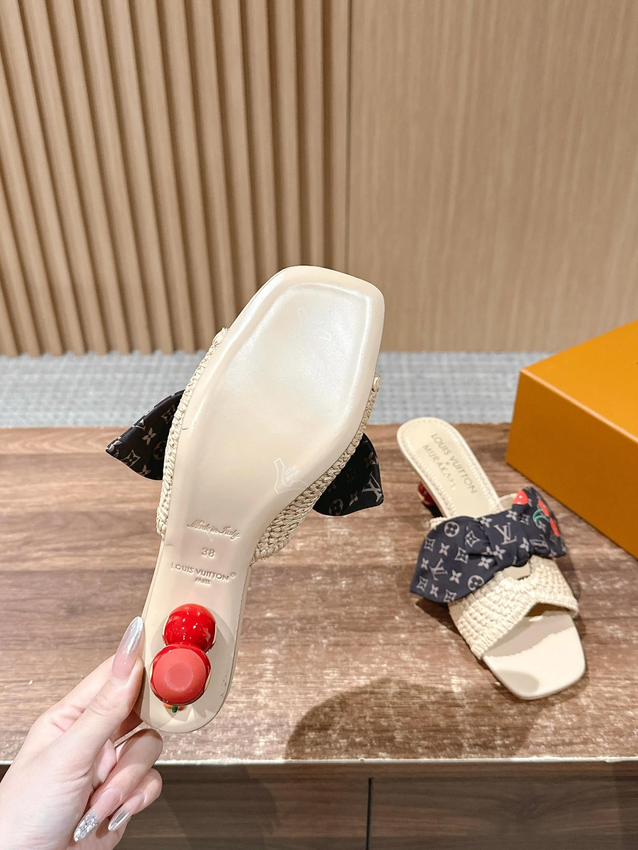 LV - Соломенные сандалии на низком каблуке с бантом - Бежевые