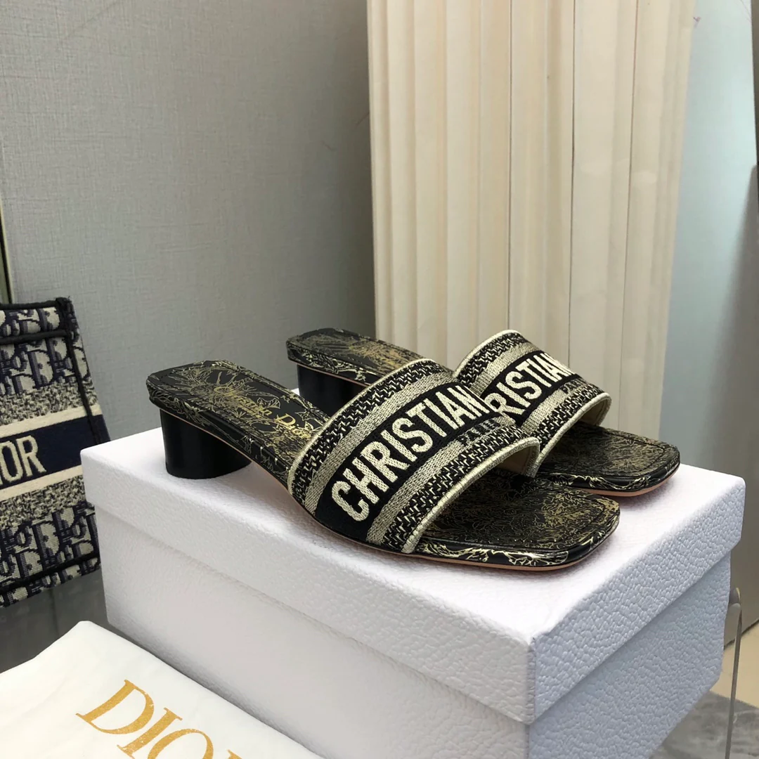 Сандалии Dior 2024 на низком каблуке с цветочной вышивкой - черные