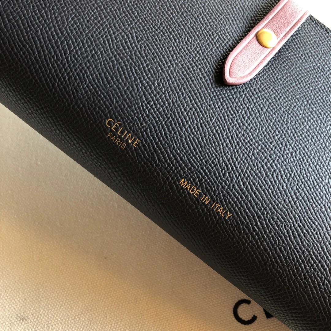 Длинный кошелек Celine — черно-розовый — с принтом в виде пальмовых листьев.