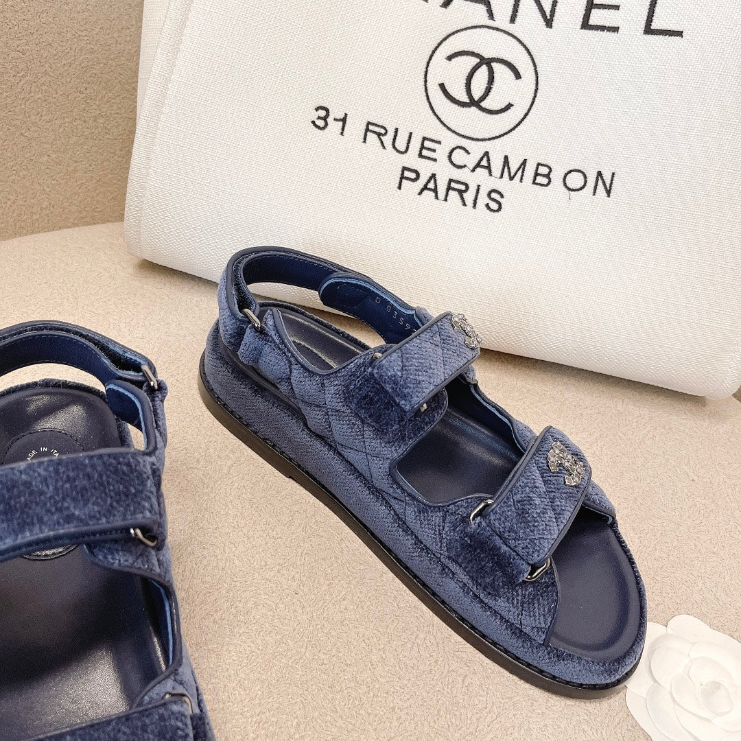 Chanel - Черные кожаные сандалии в клетку